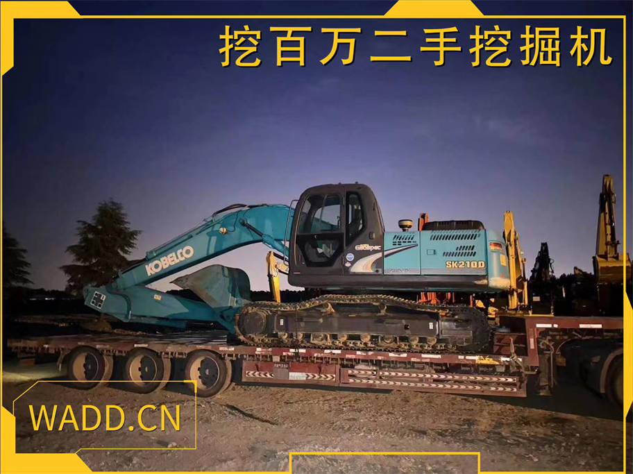 神鋼210二手挖掘機晚間加班裝車發貨，高效交付，助您工程順利推進！