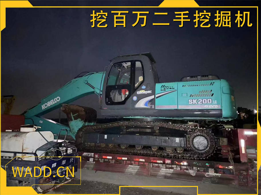神鋼200二手挖掘機晚間加班裝車發貨，即刻交付，助您工程高效推進！