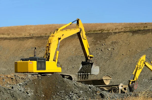 二手挖掘機(jī) vs 新挖掘機(jī)：價(jià)格對(duì)比與選擇指南 Used Excavators vs New Excavators: Price Comparison and Buying Guide